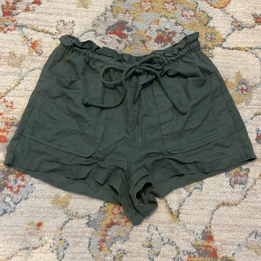 green Universal Thread linen-blend shorts || M